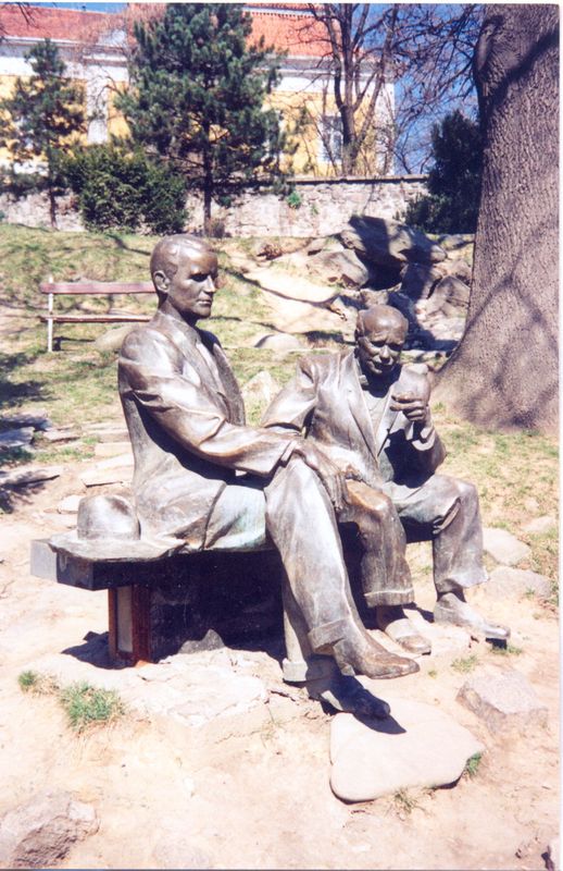 Пам’ятник художникам Й. Бокшаю та А. Ерделі в Ужгороді. 1992. Бронза